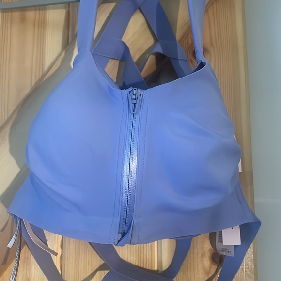 NWT Victoria Secret Sports Bra, Size 38D - Picture 3 of 7